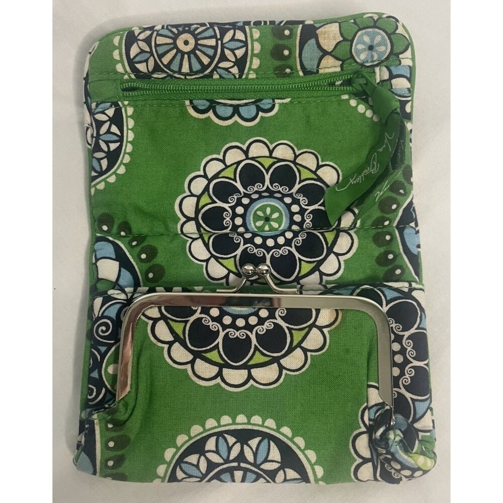 Vera Bradley Cupcake Green Retired Bilfold Wallet Magnet Close ID Card Pocket - Picture 4 of 6